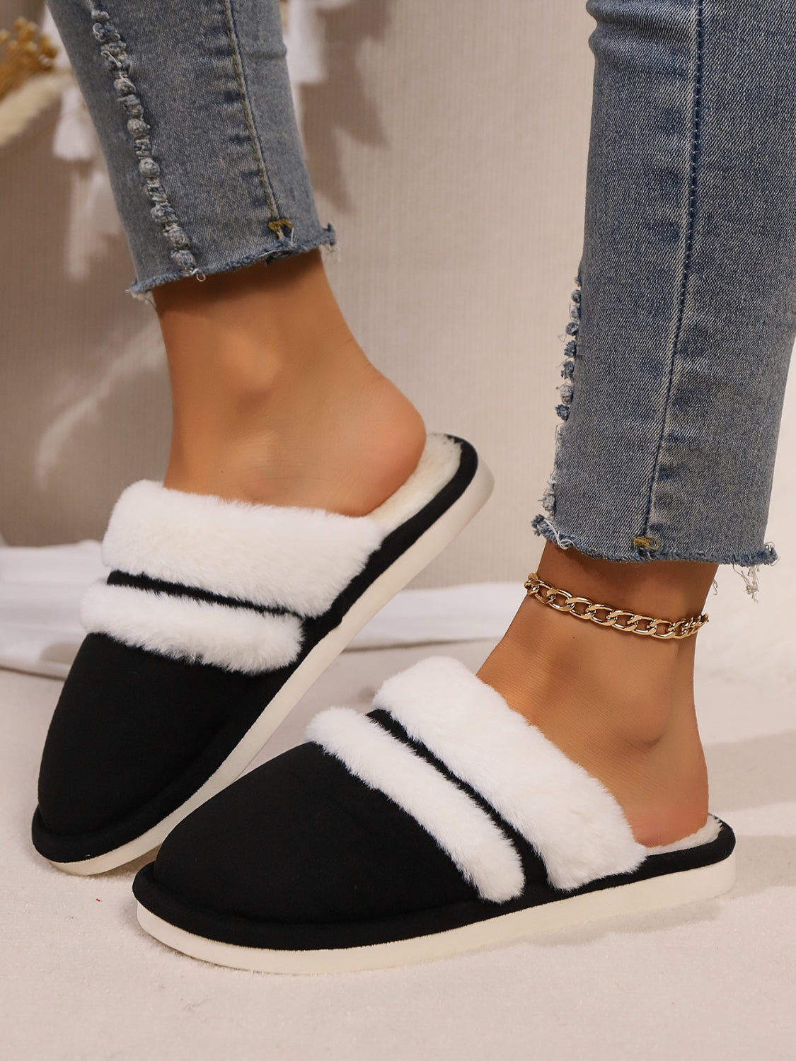 Zephariel Contrast Faux Fur Round Toe Slippers