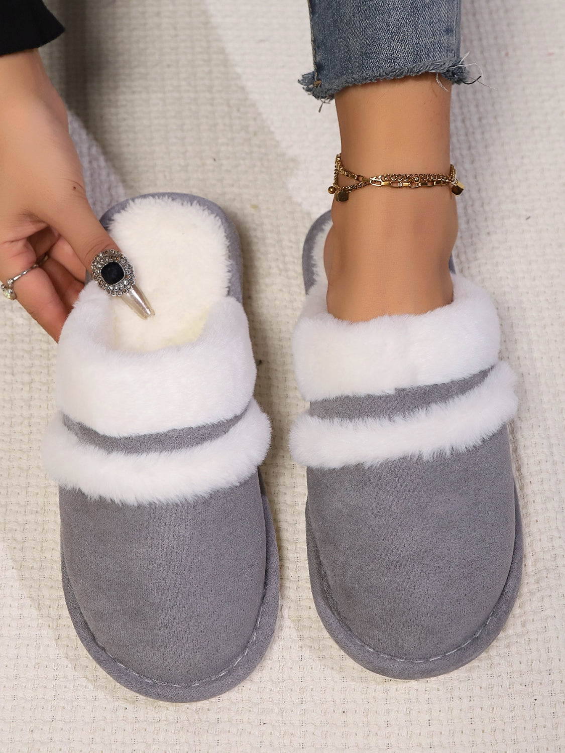 Zephariel Contrast Faux Fur Round Toe Slippers