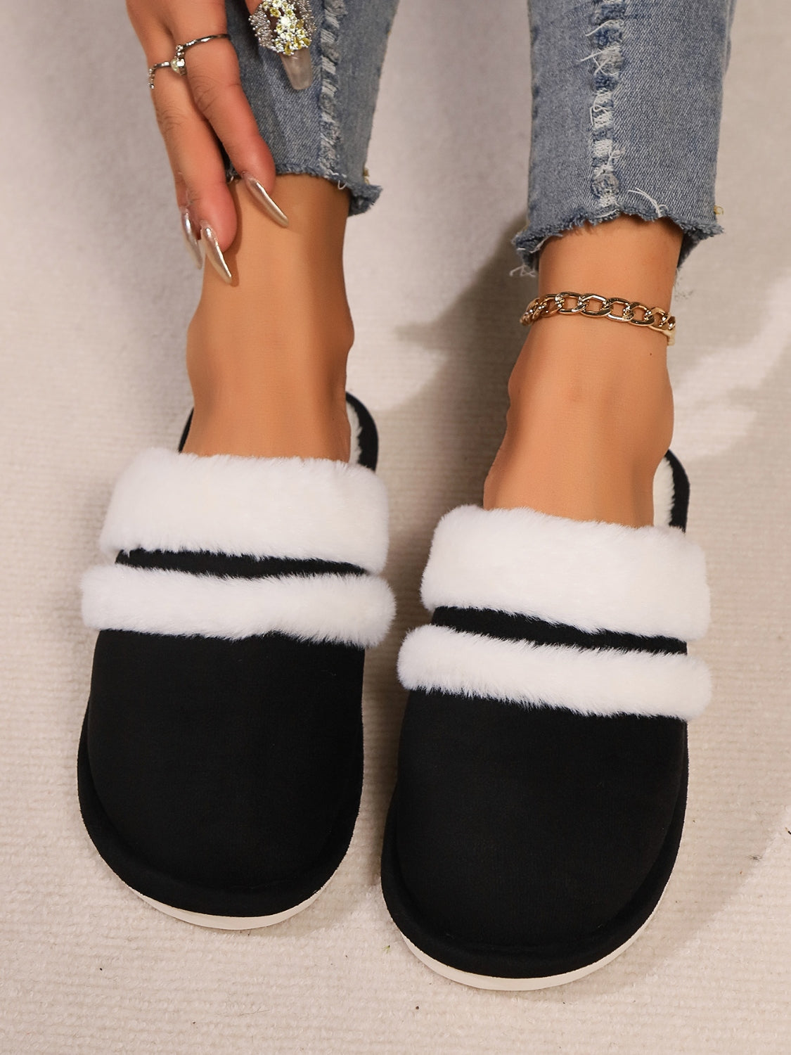 Zephariel Contrast Faux Fur Round Toe Slippers