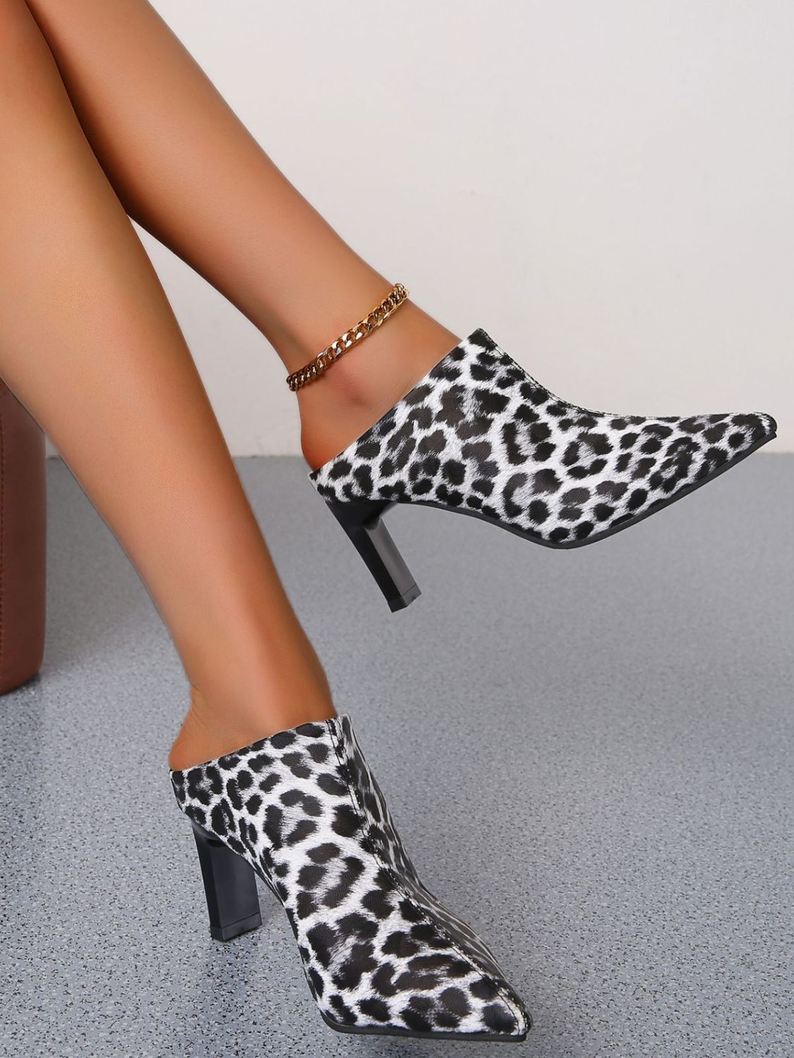 Zephariel PU Leather Leopard Point Toe Pumps